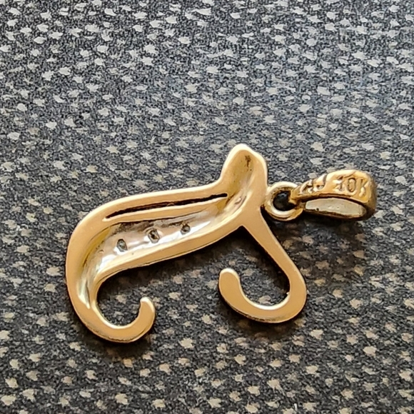 10k Alphabet Letter T pendant - Picture 6 of 8
